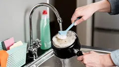 焦げた鍋やフライパンを掃除する方法?キッチンで効果的な方法。