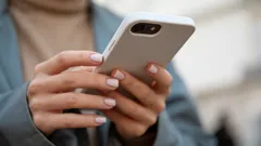 人が携帯電話を持つ様子からわかること:5つの心理的サイン