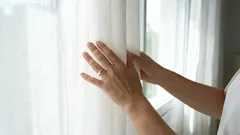 ガラス瓶に注ぐ代わりに、洗濯機に入れてください。灰色のカーテンが新品のように生まれ変わります。