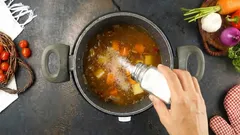 塩辛いスープを救う：余分な塩分を取り除くために追加すべき食材