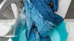 ジーンズをこんな風に洗ってはいけません：お気に入りのパンツをすぐに台無しにしてしまう最も重大な間違いです。