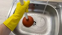 絶対に流しに流してはいけないもの：経験豊富な主婦でさえ知らないこと