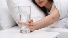 起床後にコップ一杯の水を飲むと、一日がより良く始まる理由