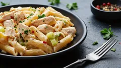 仕事帰りの夜にぴったり:チキンとネギのソースを使った、この手早く作れるパスタをお試しください。